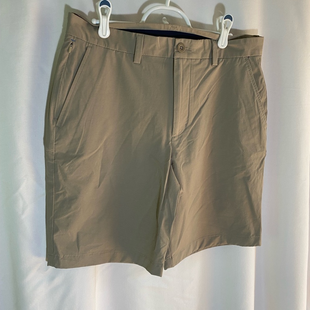 Vineyard Vines, Men’s 9” On-The-Go Performance Shorts, Size 31 NWOT